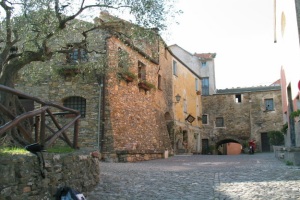 Xtrallusion photo library of independent, self-guided walking and sightseeing holidays in Italy. Pictures, images, photos and photographs taken along the way of this 1-day walking itinerary, to give you a visual impression of the day's walk.